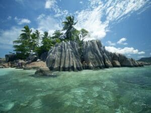 Paradise Sun se encuentra en la isla de Praslin, un remoto paraíso tropical de las Seychelles.