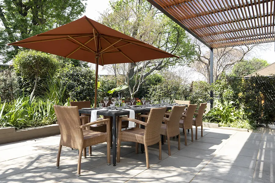 haya-hotel-jardín-restaurante-patio
