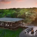 Reúnase alrededor de la hoguera | Phinda Forest Lodge