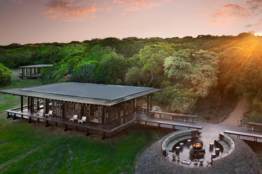 Reúnase alrededor de la hoguera | Phinda Forest Lodge