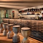 El lodge cuenta con un bar y una bodega bien surtidos y un amable personal dispuesto a garantizarle el maridaje perfecto entre la puesta de sol y el vino.