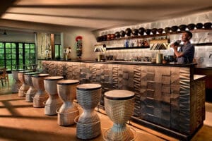 El lodge cuenta con un bar y una bodega bien surtidos y un amable personal dispuesto a garantizarle el maridaje perfecto entre la puesta de sol y el vino.