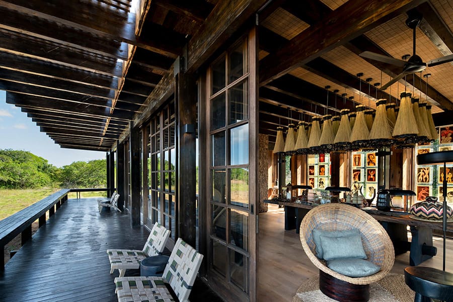 El salón y la terraza del lodge.