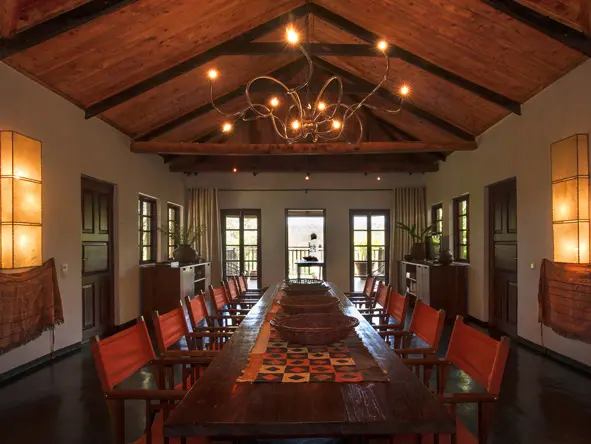 La casa principal es sencilla pero atractiva, con toques elegantes por todas partes.
