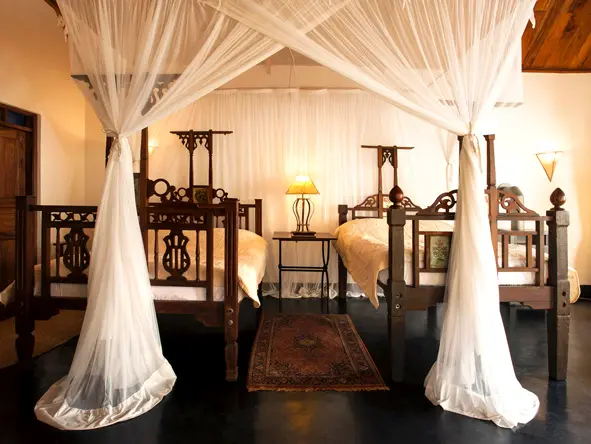 La suite Zanzíbar está decorada de forma única con muebles tradicionales de Zanzíbar.