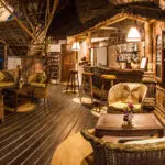 Pole Pole Bungalow Resort tiene un ambiente único; la paja, la madera y el bambú contribuyen a la sensación rústica.