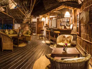Pole Pole Bungalow Resort tiene un ambiente único; la paja, la madera y el bambú contribuyen a la sensación rústica.