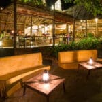 Disfrute de un ambiente relajado por las noches, ya que los huéspedes se reúnen en la zona principal del lodge.