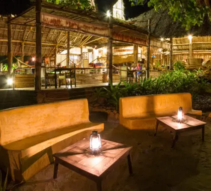 Disfrute de un ambiente relajado por las noches, ya que los huéspedes se reúnen en la zona principal del lodge.