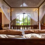 Las espaciosas suites están totalmente decoradas con cómodas camas con dosel y una terraza privada.
