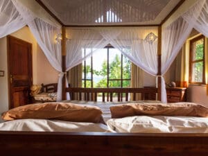 Las espaciosas suites están totalmente decoradas con cómodas camas con dosel y una terraza privada.