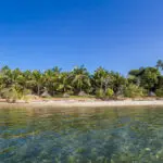 Un entorno tropical típico de palmeras, aguas cristalinas y arena suave ambienta el Pole Pole Bungalow Resort.