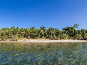 Un entorno tropical típico de palmeras, aguas cristalinas y arena suave ambienta el Pole Pole Bungalow Resort.