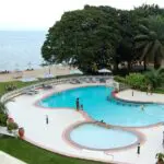 Dese un chapuzón en la piscina o diríjase a las aguas del lago para darse un refrescante baño y relajarse en la suave arena.