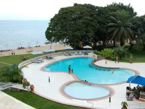 Dese un chapuzón en la piscina o diríjase a las aguas del lago para darse un refrescante baño y relajarse en la suave arena.