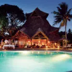 El bar junto a la piscina es uno de los muchos lugares donde disfrutar de un cóctel tropical en el lodge.