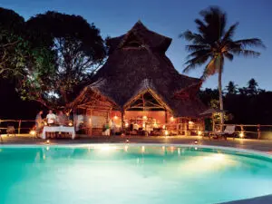 El bar junto a la piscina es uno de los muchos lugares donde disfrutar de un cóctel tropical en el lodge.