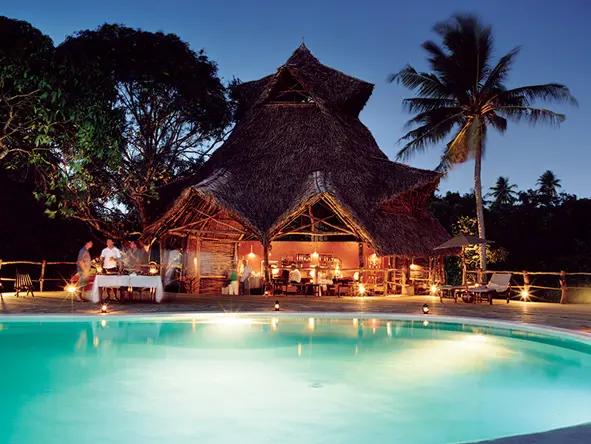 El bar junto a la piscina es uno de los muchos lugares donde disfrutar de un cóctel tropical en el lodge.