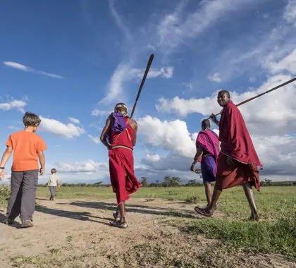 Camine con sus guías maasai, que poseen un gran conocimiento generacional de la zona. 