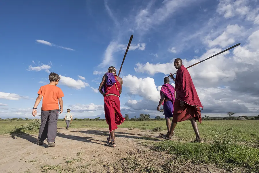 Camine con sus guías maasai, que poseen un gran conocimiento generacional de la zona. 