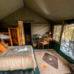 Interior de la tienda del Porini Rhino Camp.