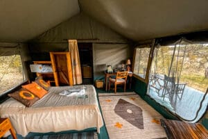 Interior de la tienda del Porini Rhino Camp.