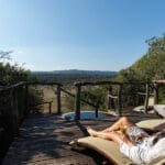 Los chalés tienen una piscina privada en la cubierta.