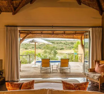 Los chalés disponen de terraza privada y piscina de inmersión. 