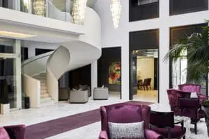 El elegante atrio del Hotel Queen Victoria.