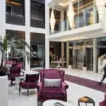 El Queen Victoria Hotel está situado en un conjunto de edificios históricos del distrito V&A Waterfront.