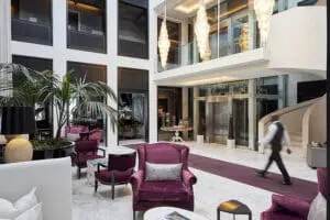 El Queen Victoria Hotel está situado en un conjunto de edificios históricos del distrito V&A Waterfront.