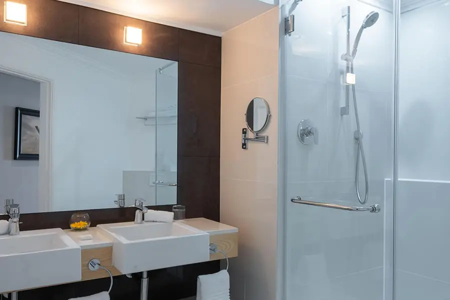 radisson-collection-hotel-waterfront-premium_bathroom_1
