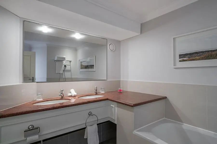 radisson-collection-hotel-waterfront-standard_room_-_bathroom_3