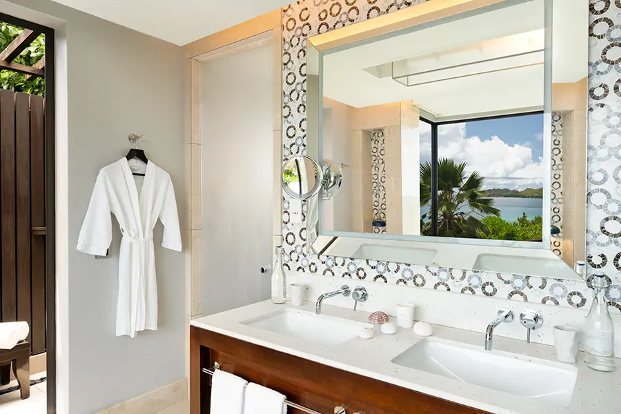 raffles-praslin-hillside-pool-villa-baño