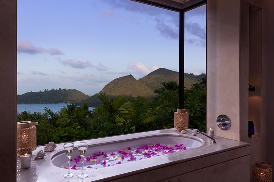 raffles-praslin-ocean-view-villa-romantica-bañera-con-vista