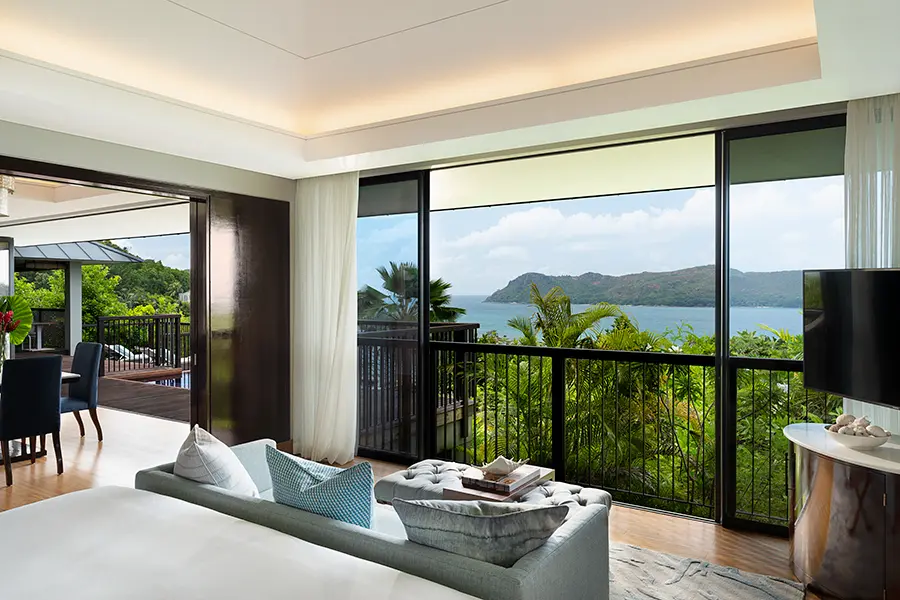 raffles-praslin-villa con un dormitorio y piscina panoramica-2