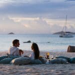 Disfrute de un romántico picnic al atardecer en la playa.