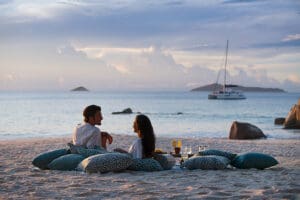 Disfrute de un romántico picnic al atardecer en la playa.