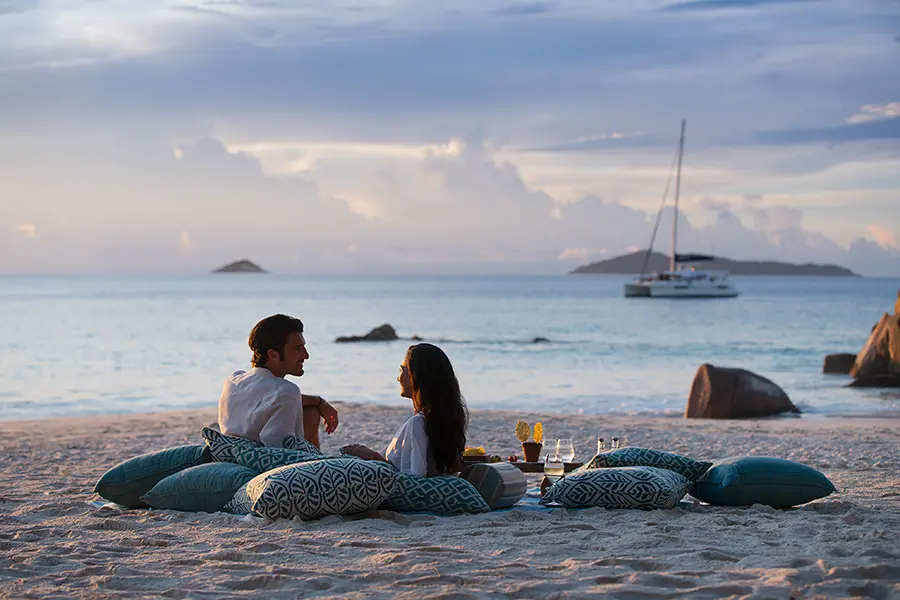 Disfrute de un romántico picnic al atardecer en la playa.