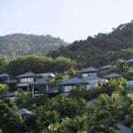 Villas enclavadas en la exuberante ladera verde.