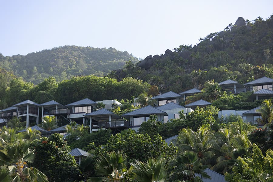 Villas enclavadas en la exuberante ladera verde.