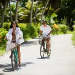Explore la isla en bicicleta.