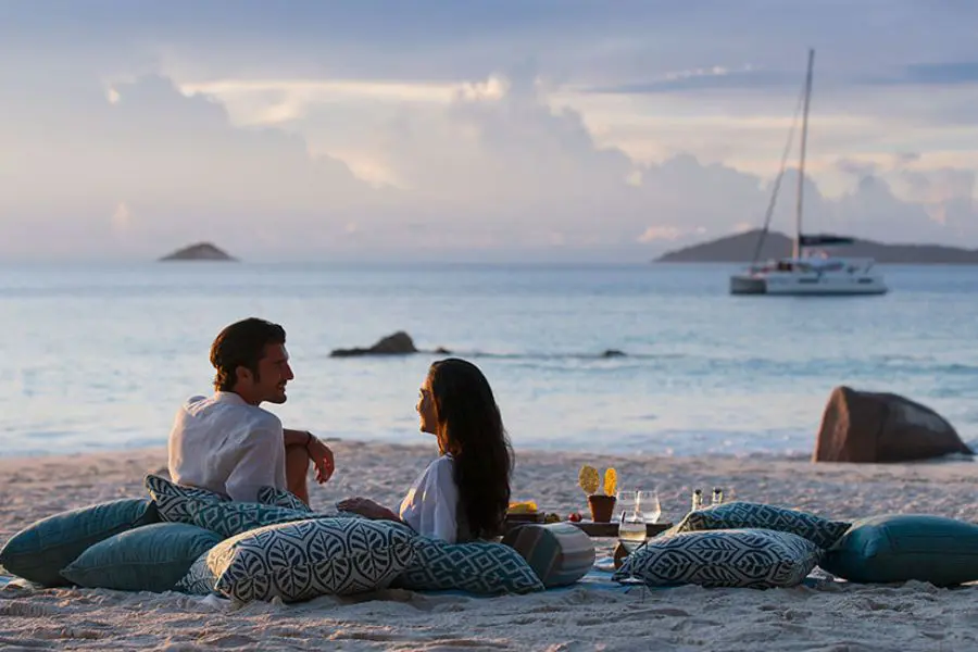 Raffles Praslin_Anse-Lazio-Sundowner-Couple