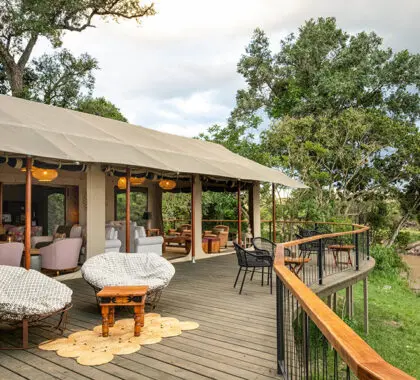 Busque un lugar en la terraza para disfrutar de las vistas y de una bebida del bar.