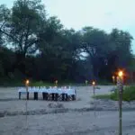 Disfrute de una romántica cena en la sabana mientras se pone el sol