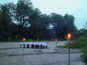Disfrute de una romántica cena en la sabana mientras se pone el sol