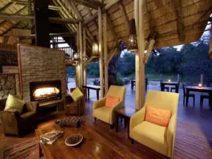 El salón cuenta con una acogedora chimenea para mantener el calor en las noches frías