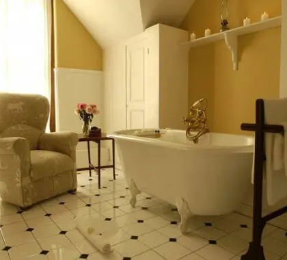 Disfrute de un relajante baño de espuma en su lujoso cuarto de baño privado.