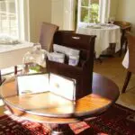 Conozca mejor los vinos locales mientras participa en una cata de vinos.