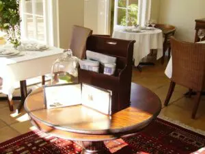 Conozca mejor los vinos locales mientras participa en una cata de vinos.